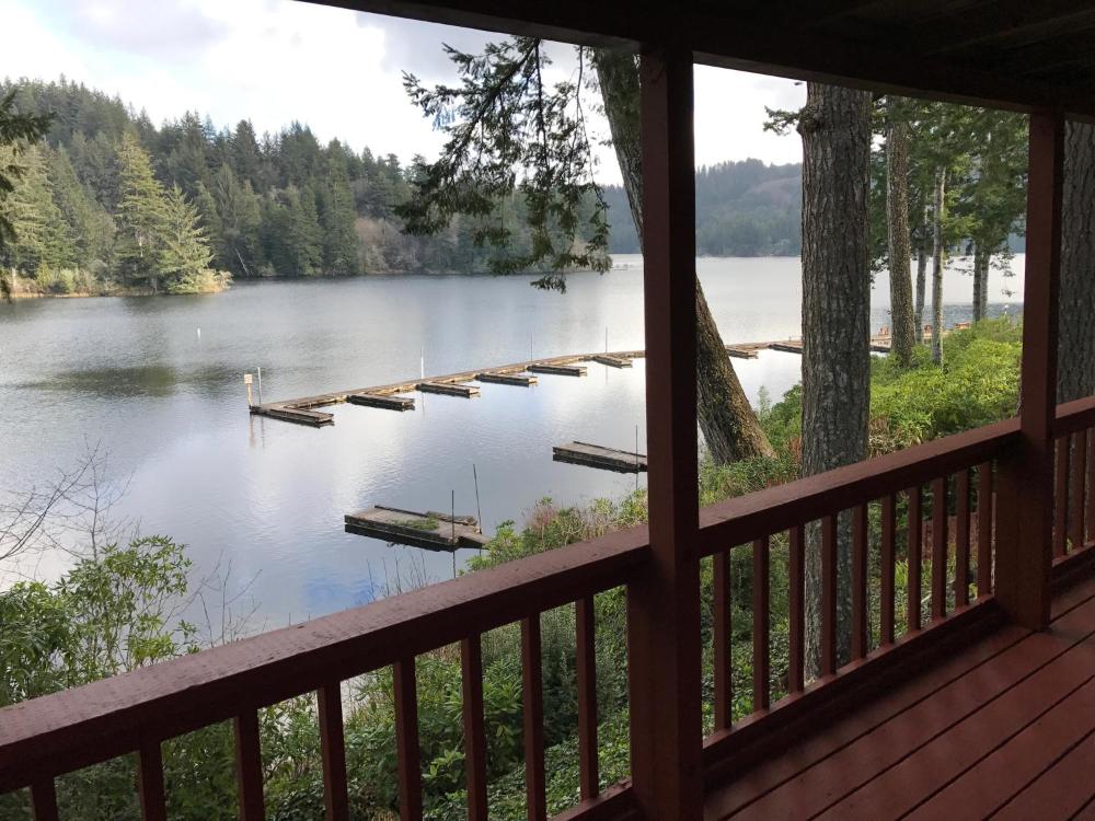Lake Front 2 bedroom Cabin with Bath interior